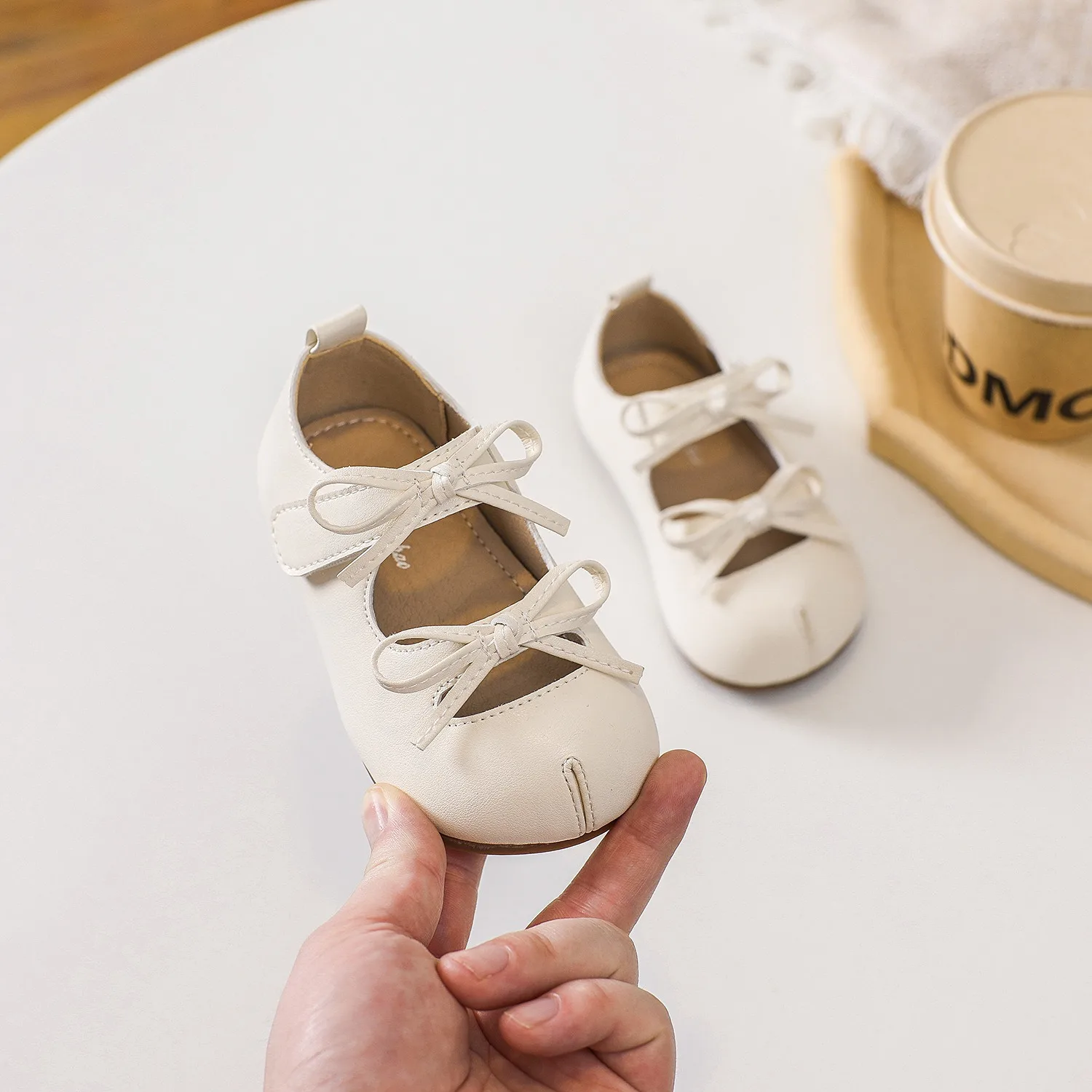 Zapatos de cuero para niña con lazo y suela antideslizante - imagen 3