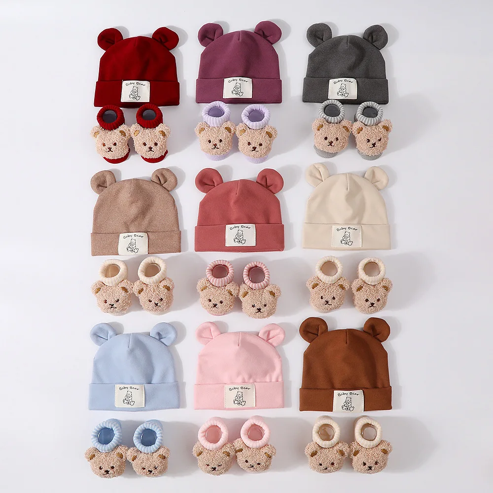 Conjunto gorro de oso y calcetines cálidos para recién nacido