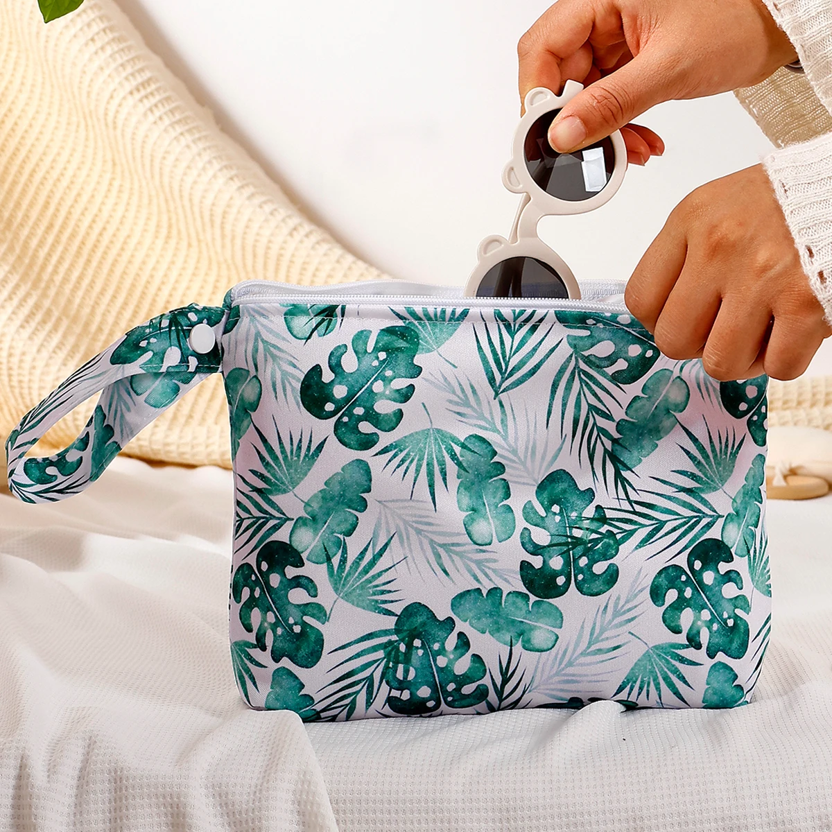 Bolsa de viaje para pañales con estampados infantiles disponible en varios diseños