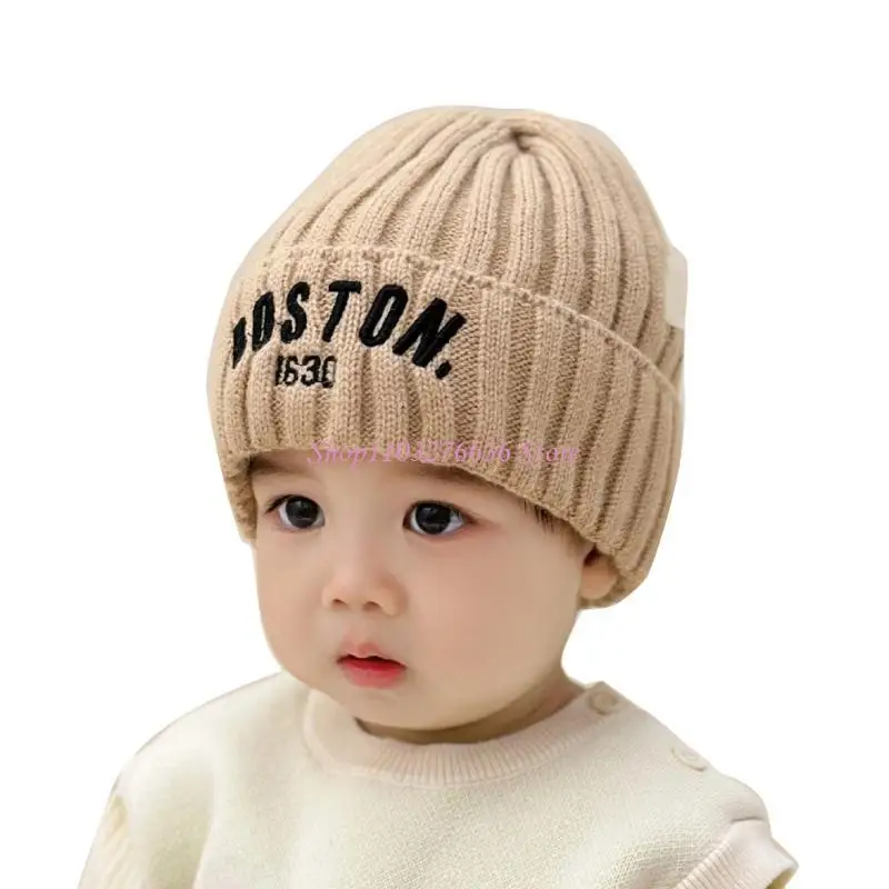 Gorro bebé tejido con letras bordadas y capucha cálida