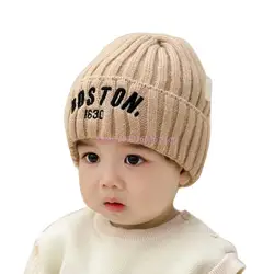 Gorro bebé tejido con letras bordadas y capucha cálida