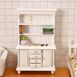 Gabinete de madera en miniatura con puertas, cajones y vitrina