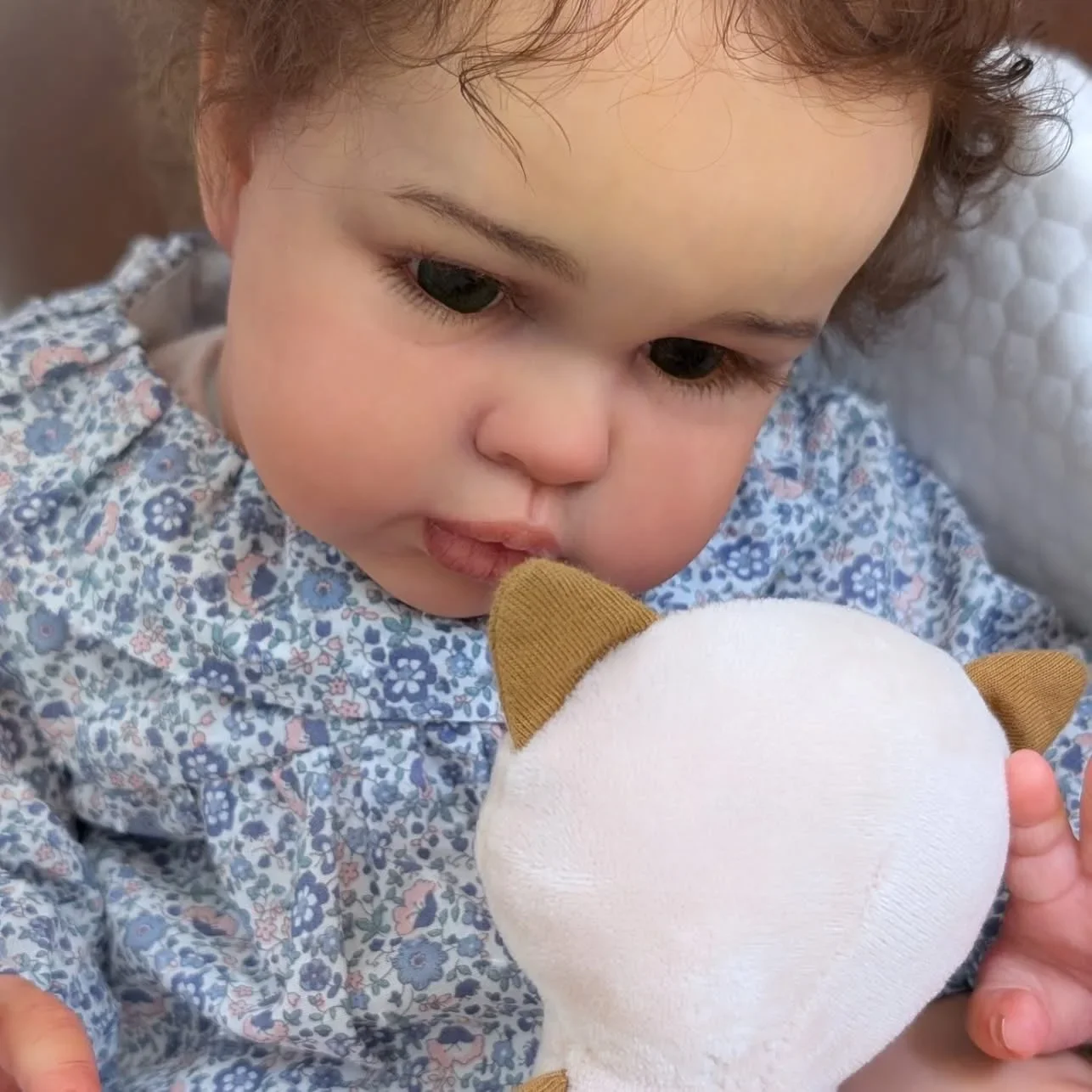 Muñeca reborn realista Ellie con cuerpo de tela suave y brazos articulados