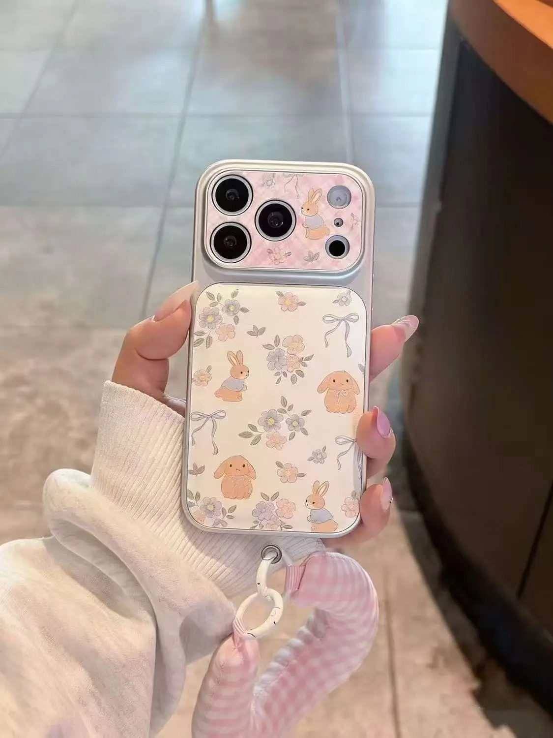 Funda con acabado para transportar el móvil