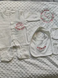 Conjunto bebé niña bordado floral rosa – manta burbuja y babero
