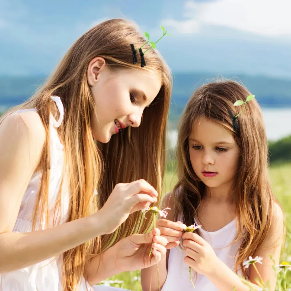 Pinzas infantiles con diseño verde de brotes