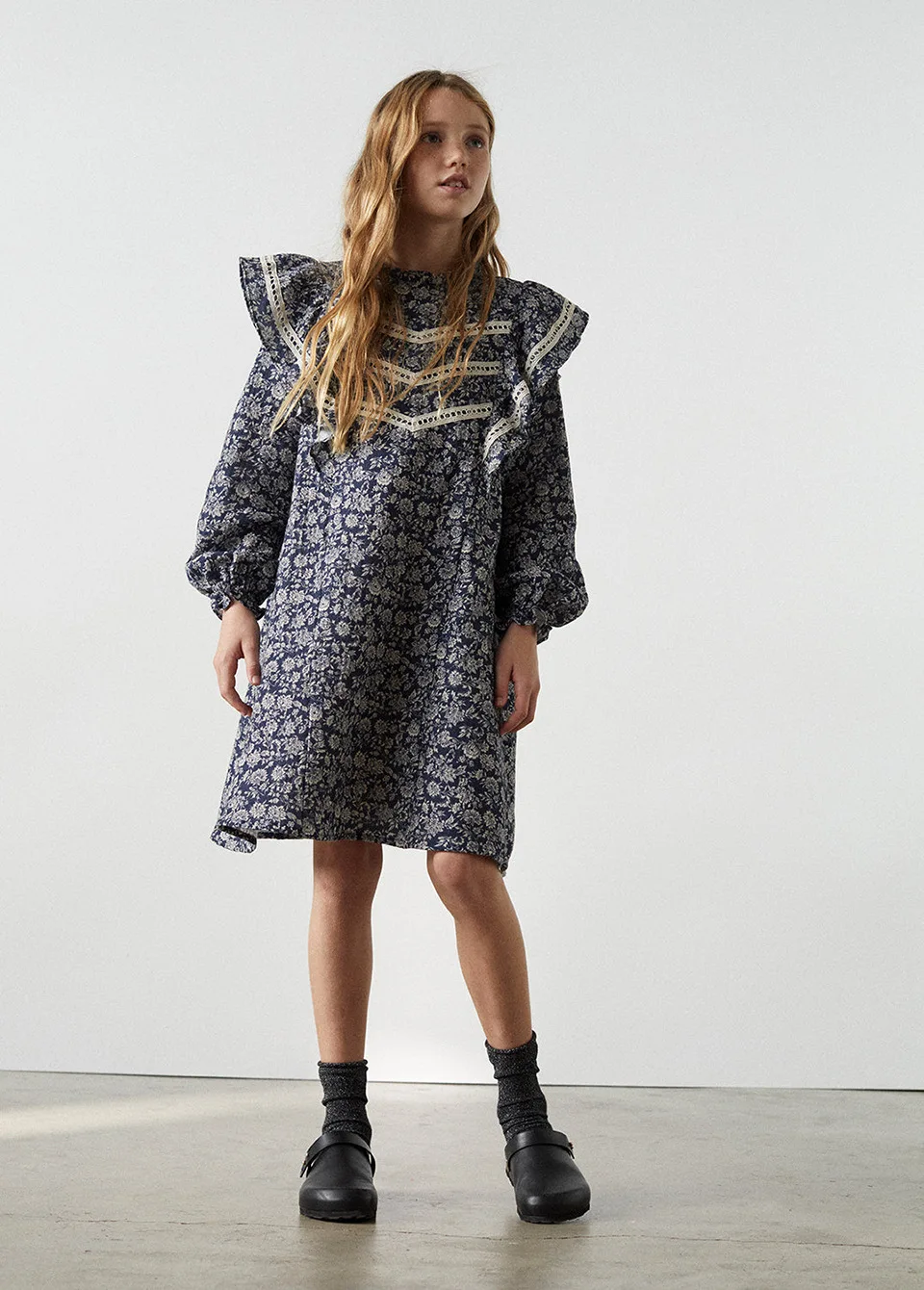 Vestido infantil con mangas de burbuja y detalles florales