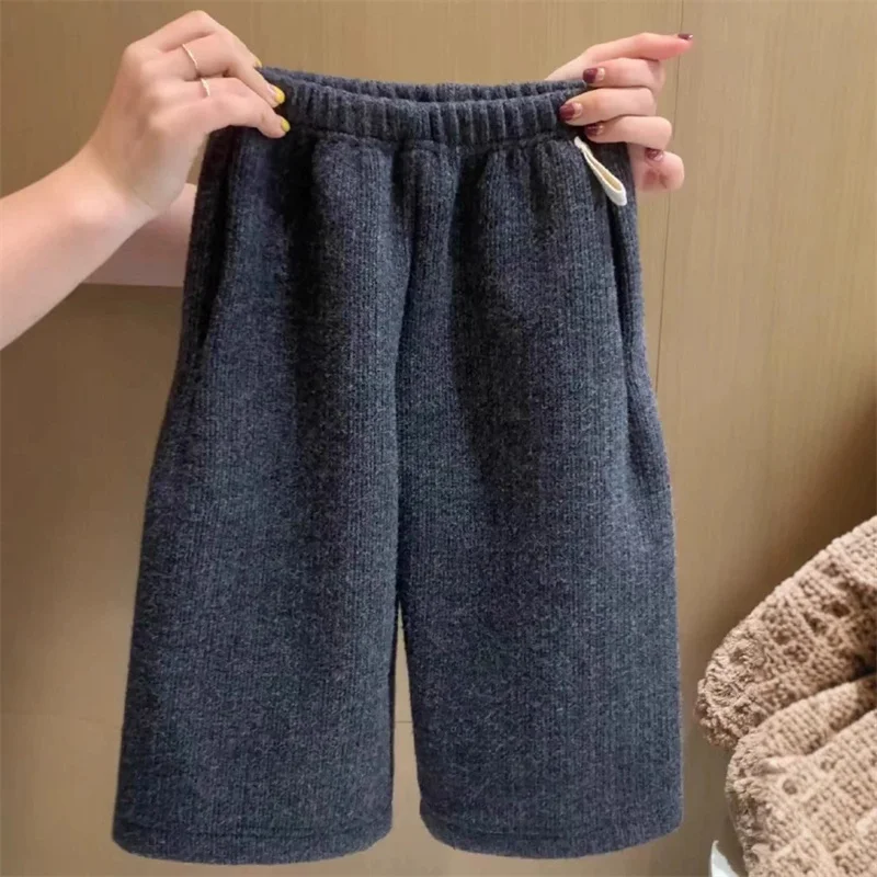 Detalles de los pantalones: look de chándal informal