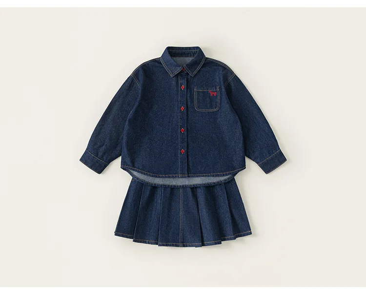 Vista del conjunto para niña pequeña en estilo coreano casual