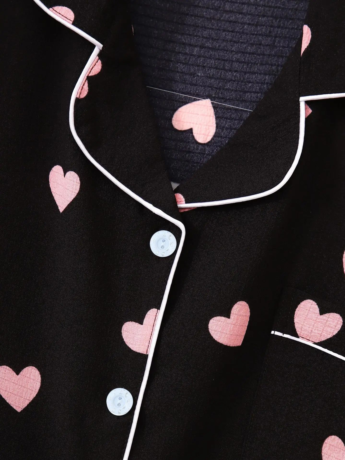 Detalle del diseño con textura y estilo pijama-cárdigan