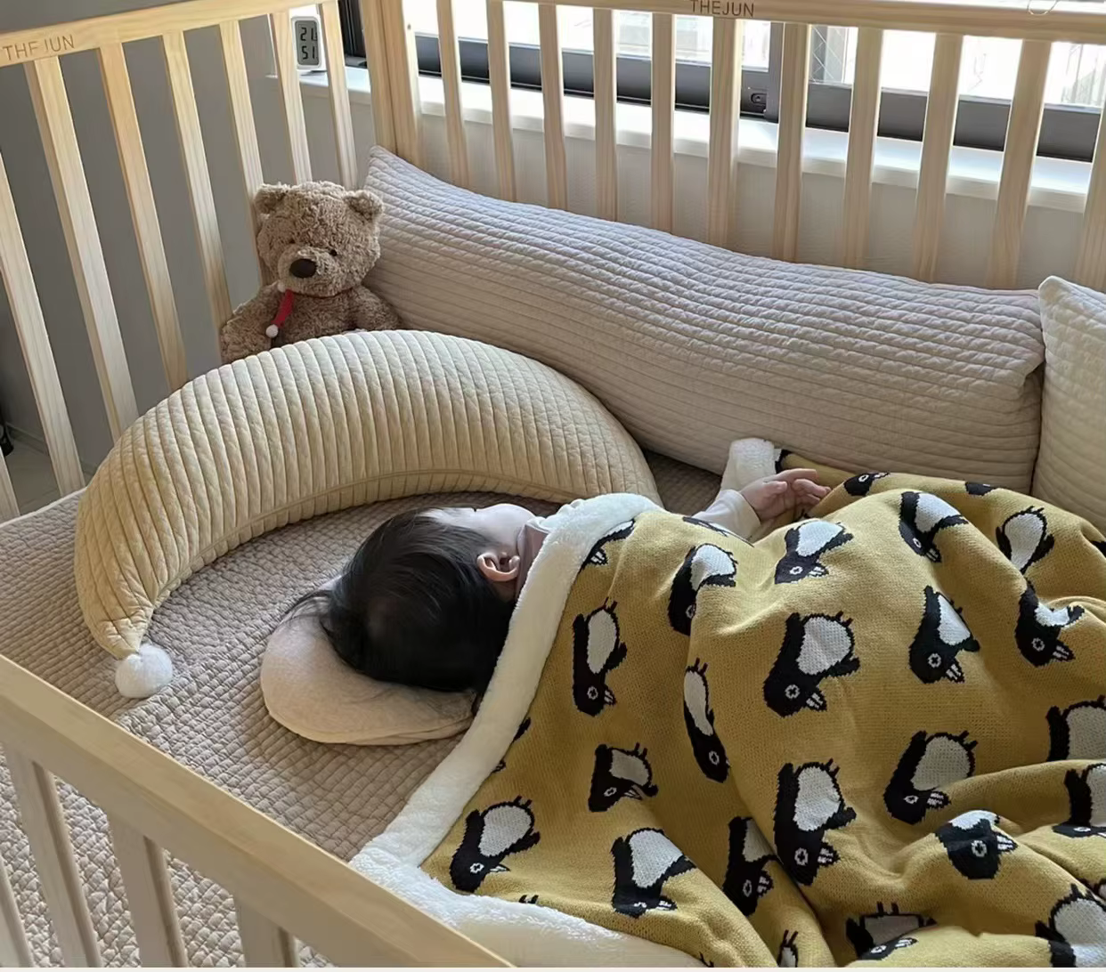 Decoración habitación niños con cojín Luna