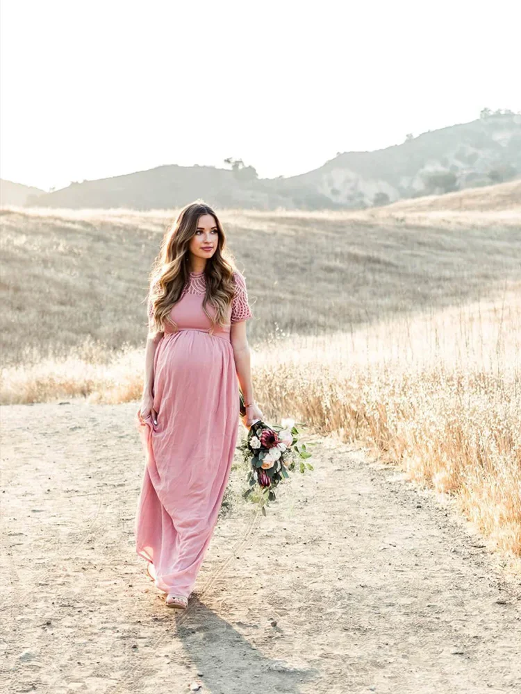 Vestido de maternidad largo elegante en gasa y encaje rosa polvoriento - imagen 3