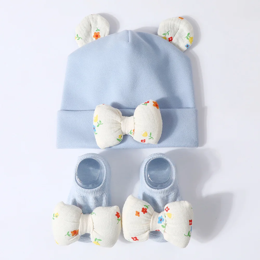 Conjunto de invierno para bebé: gorro y calcetines florales - imagen 2