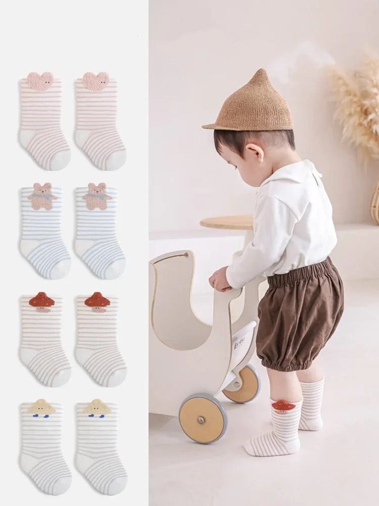 Calcetines de bebé a rayas con dibujos