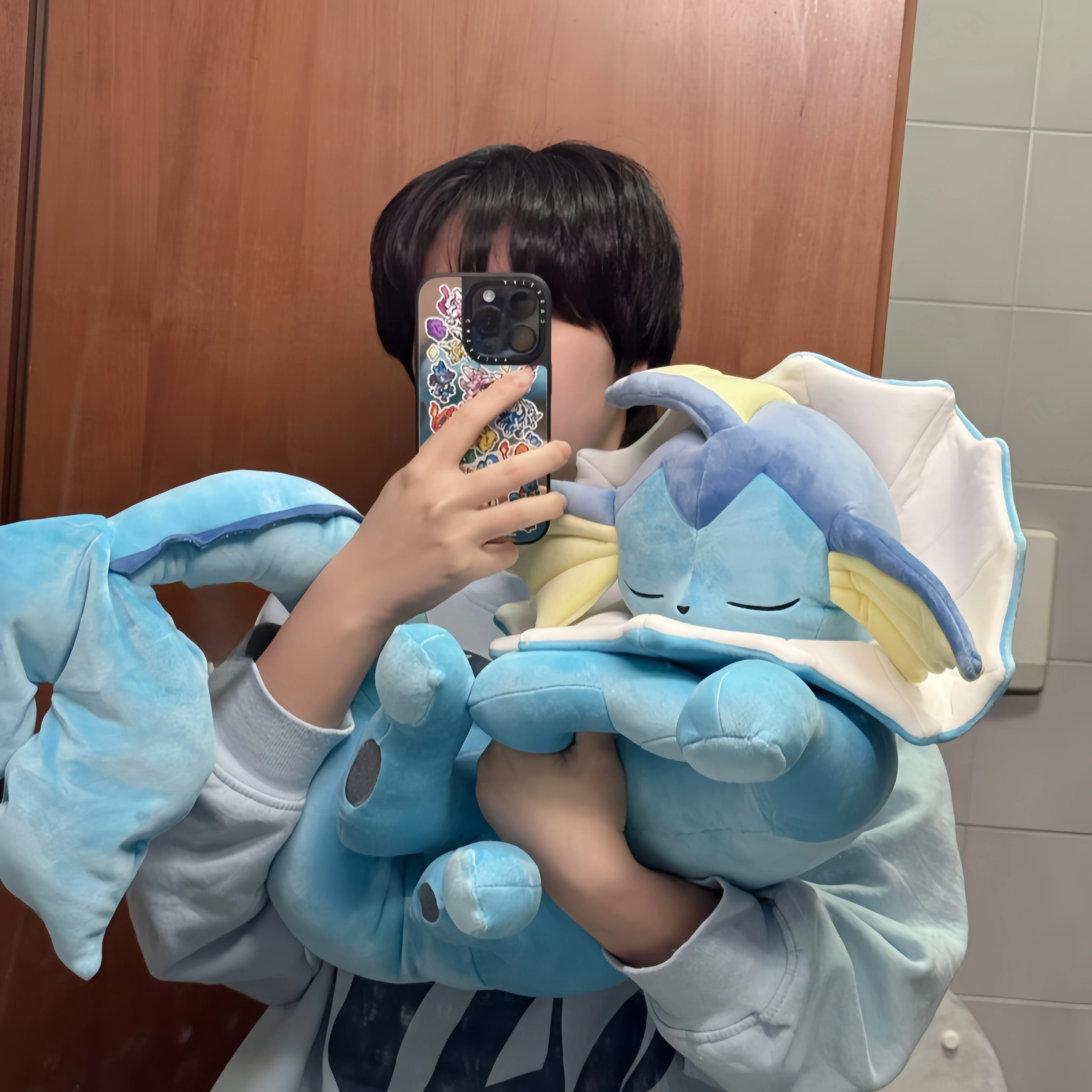 Detalle del peluche de Vaporeon mostrando su textura y costuras