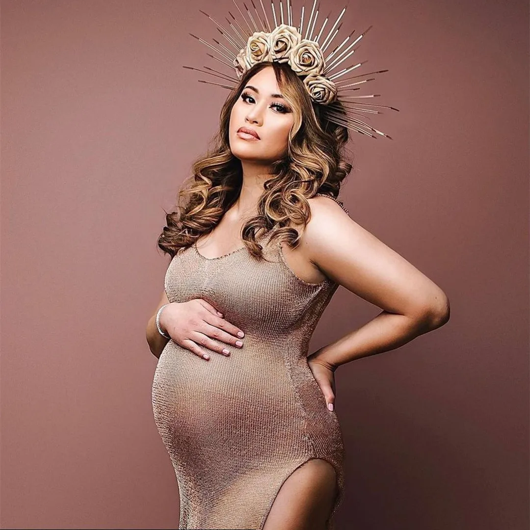 Vestido de maternidad en punto dorado para sesión fotográfica - imagen 3