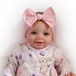 Muñeca reborn NPK con cara sonriente y cuerpo de tela suave