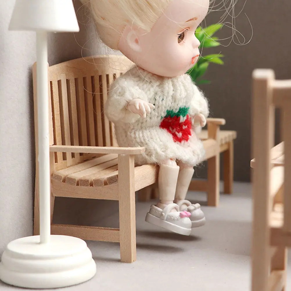 Sillas de jardín de miniatura de madera para casa de muñecas