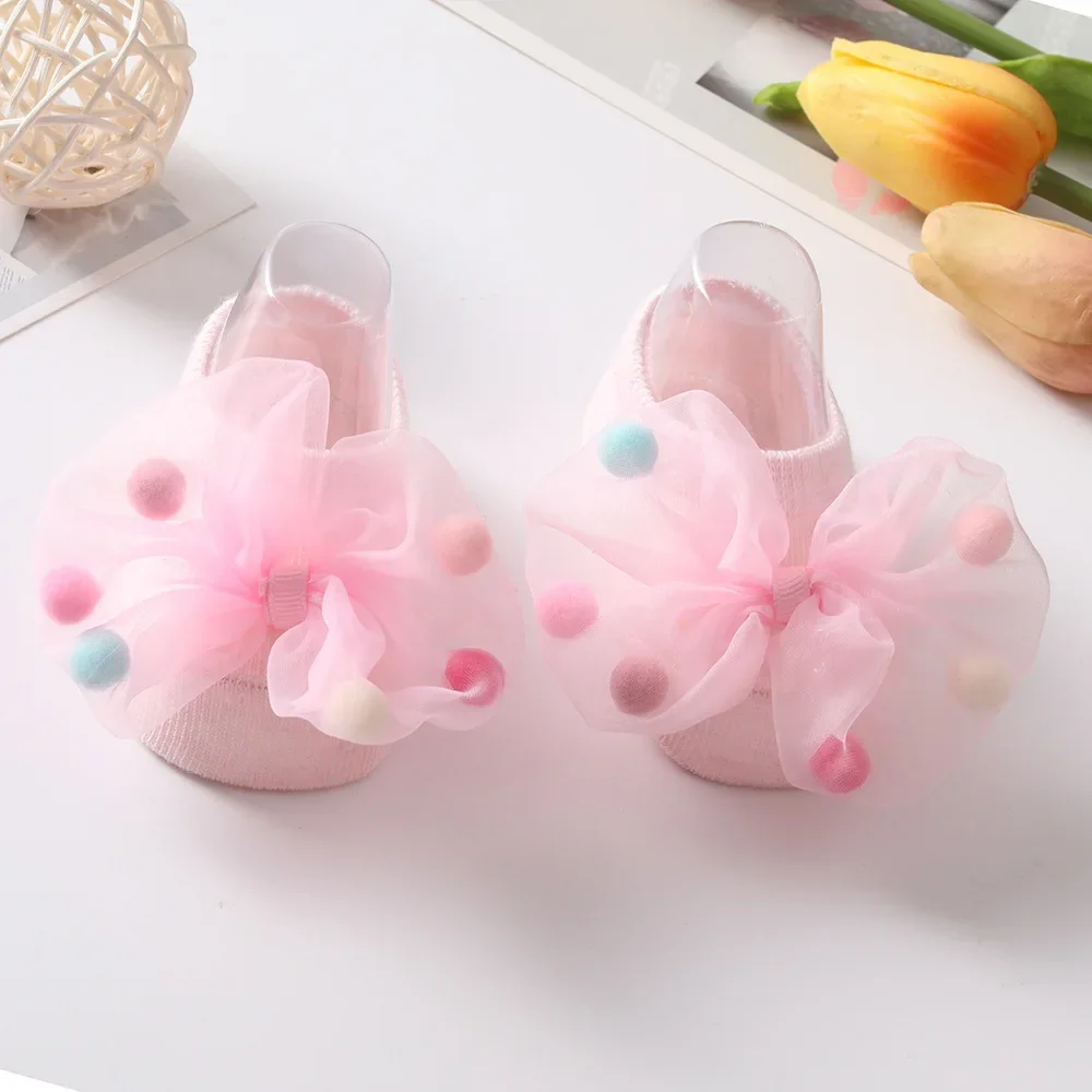 Calcetines bebé antideslizantes princesa con pompones y lazo - imagen 2