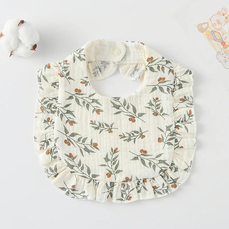 Babero floral con volantes para bebé