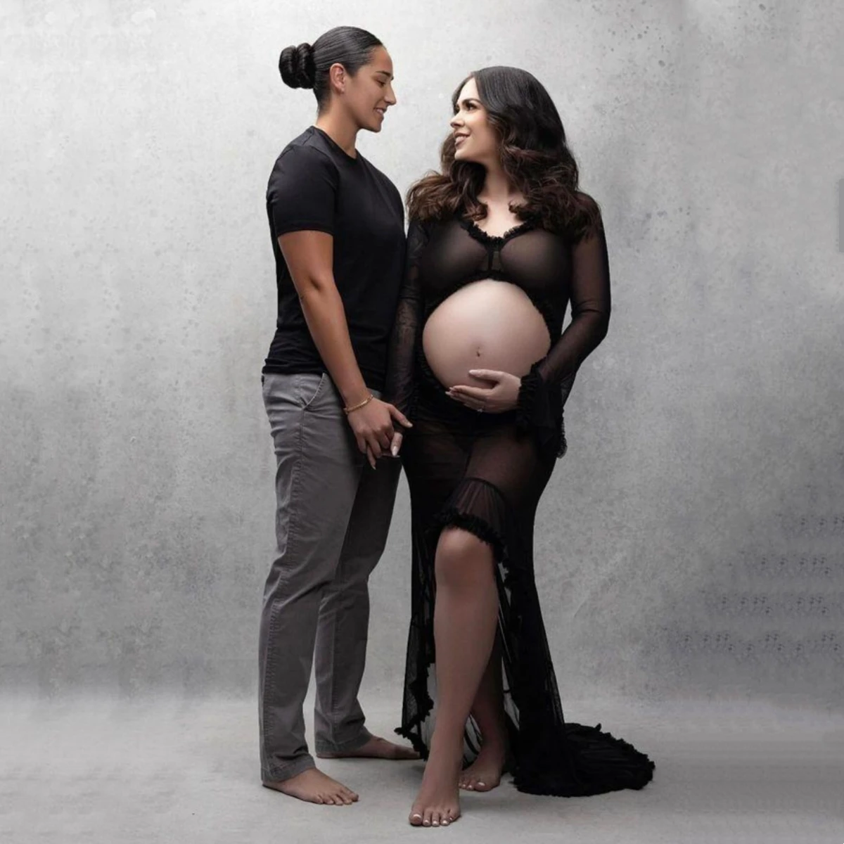 Vestido de maternidad con cola larga en tul para fotografía - imagen 4