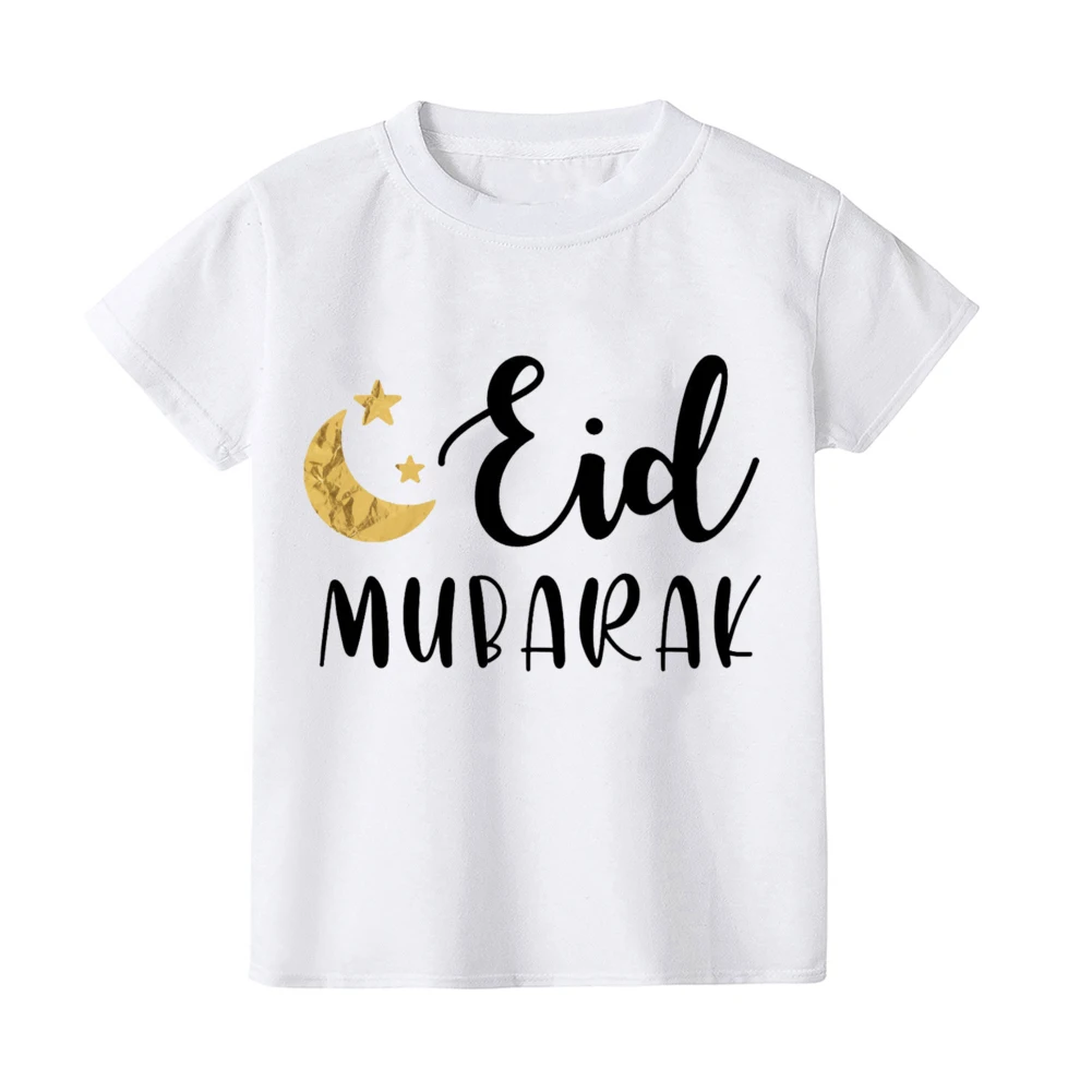 Niño con camiseta Eid Mubarak