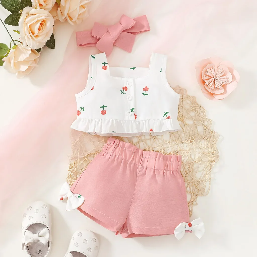 Detalle del chaleco sin mangas con estampado de flores