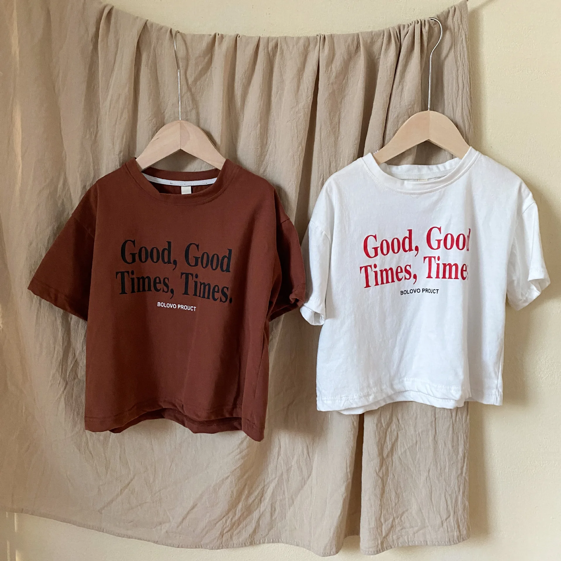 Detalle del estampado de letras en camiseta de manga corta para bebé