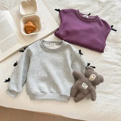 Sudadera con pajarita de cuello redondo y manga larga niña