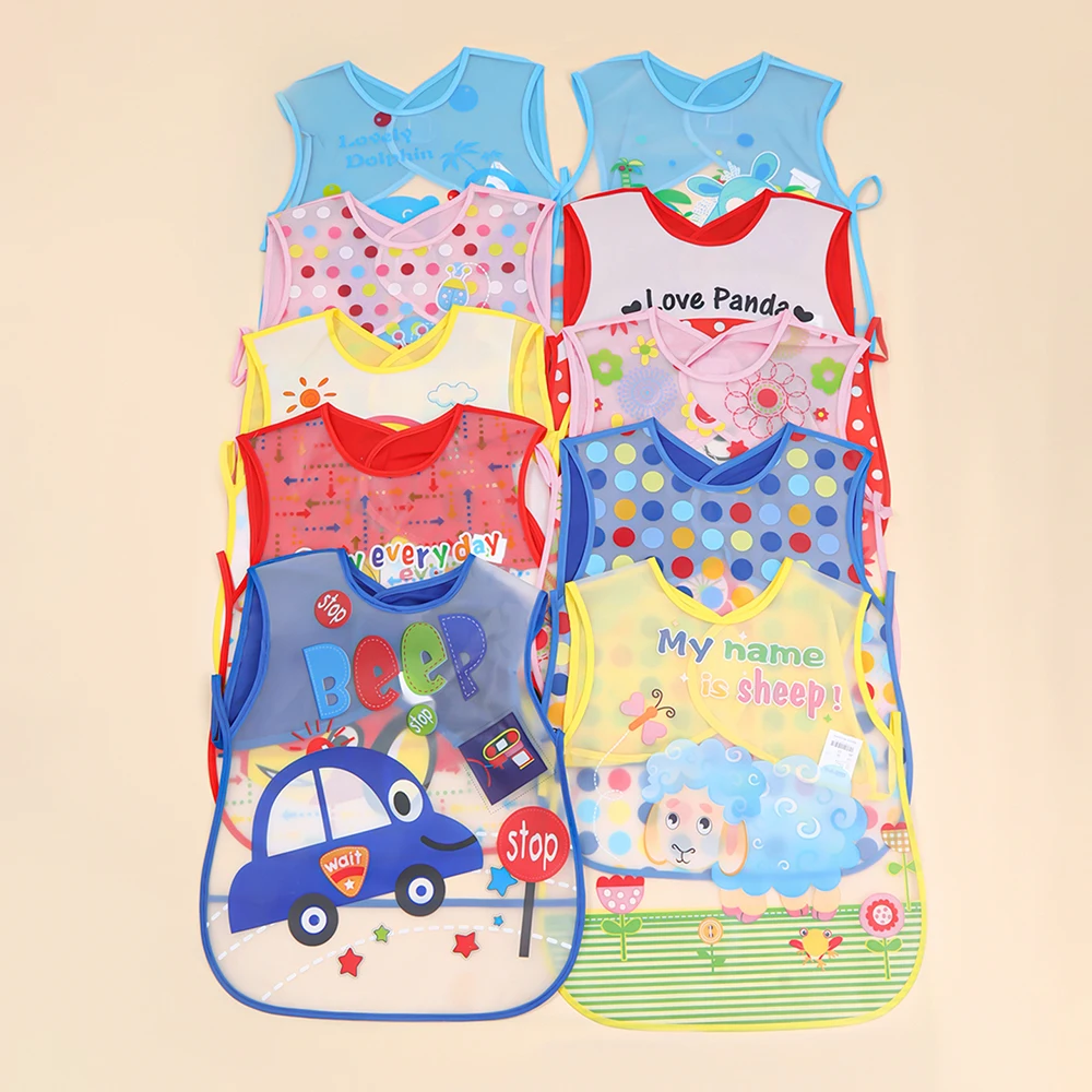 Detalle del babero de bebé con estampado animal