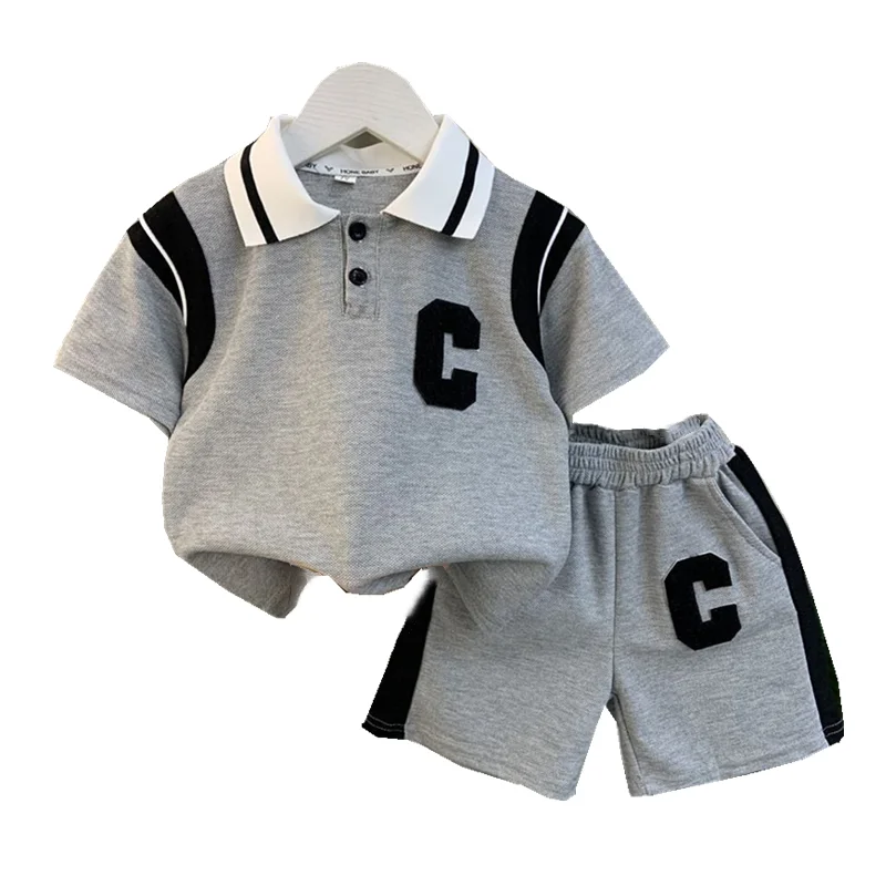 Ropa de verano para niños - camiseta y pantalón corto