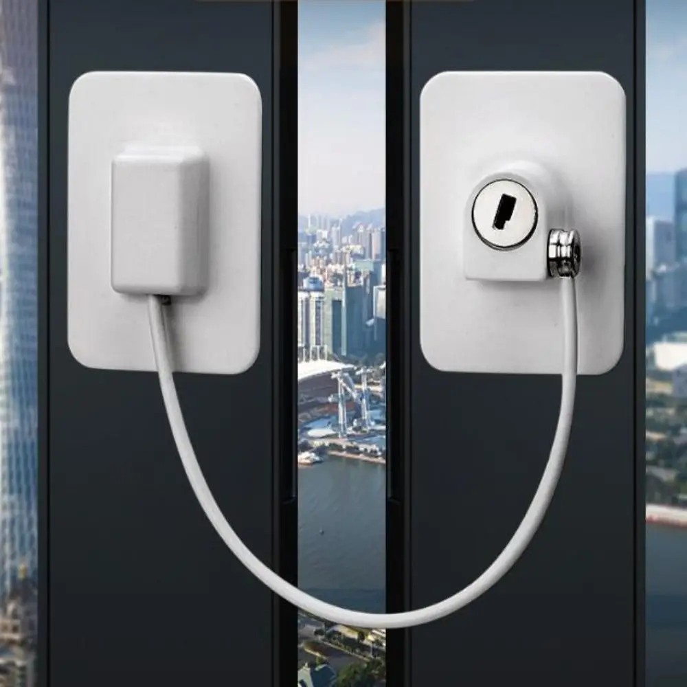 Cerradura de cable instalada en ventana