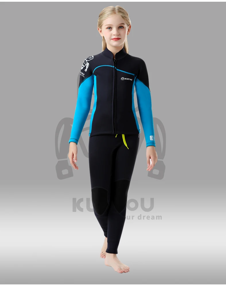 Niño usando traje de neopreno para surf