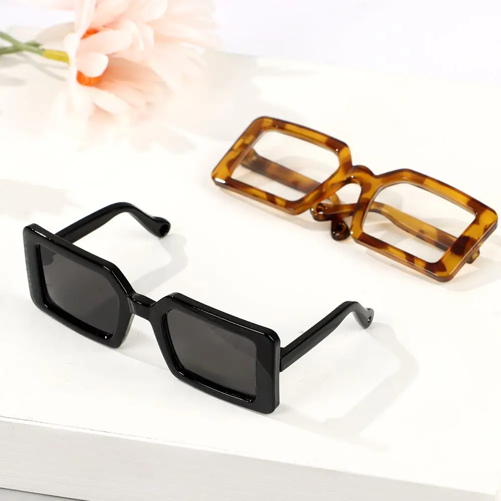 Gafas retro en miniatura sobre superficie lisa