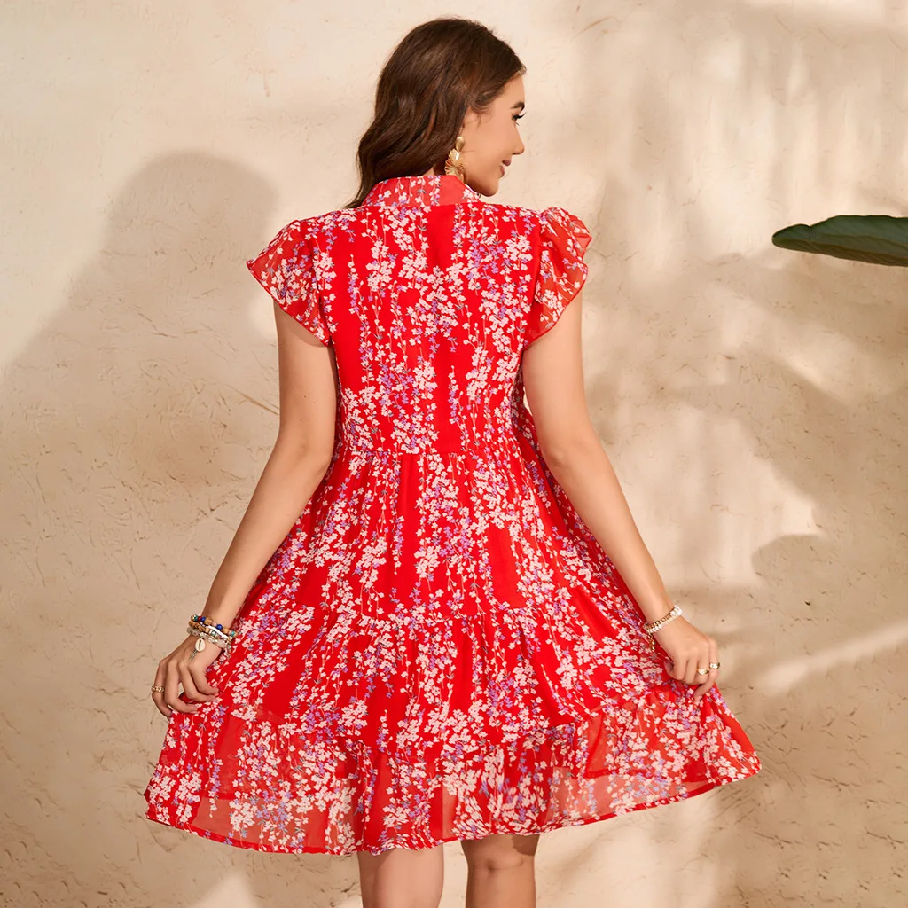 Look completo con vestido holgado y aire veraniego