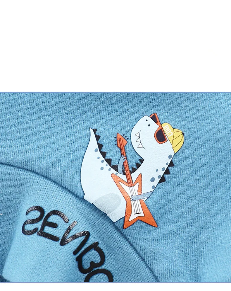 detalle de cuello alto en camiseta
