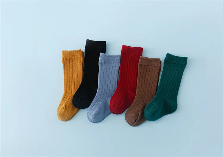 Modelo infantil llevando los calcetines