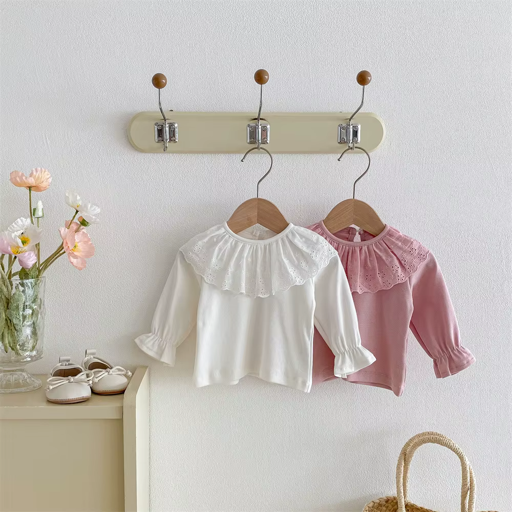Camisa de encaje en color lavanda para bebé