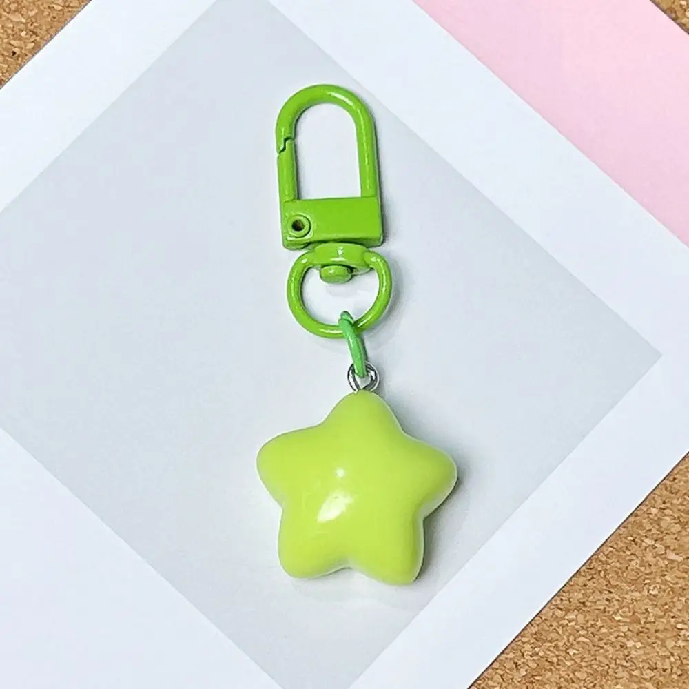 Llavero estrella noctilucente de resina colorida para mochila - imagen 2