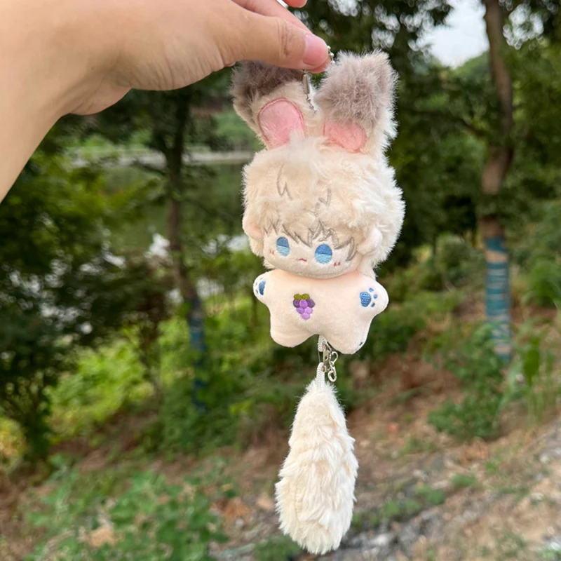 Peluche con estética anime y detalles de zorro y cola larga