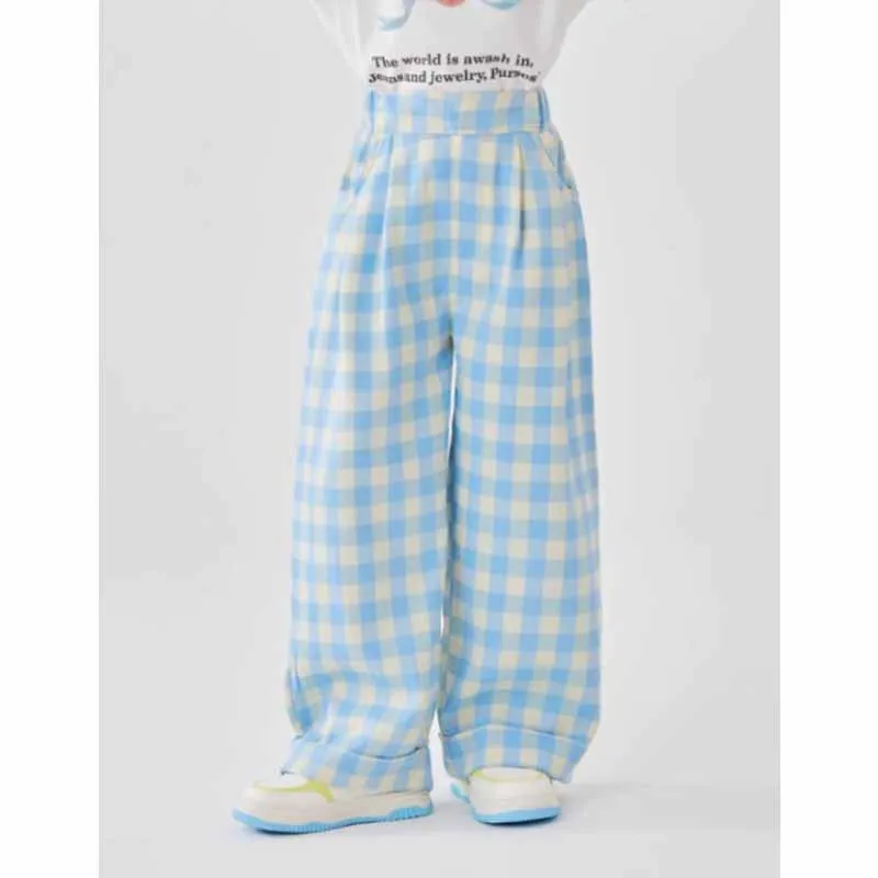 Vista del pantalón para niña en azul, caída amplia y cómoda