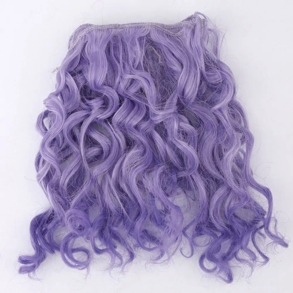 Pelo sintético colocado en muñeca