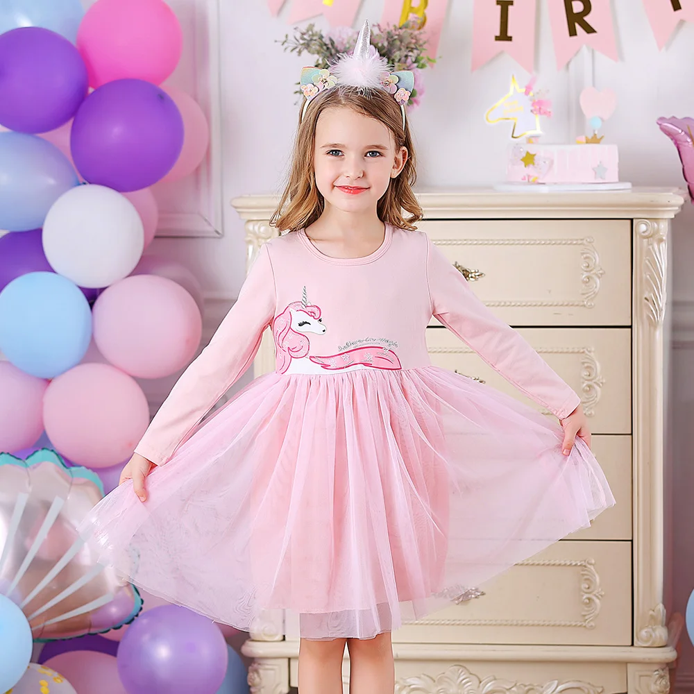 Estampado de unicornio en el vestido de niña