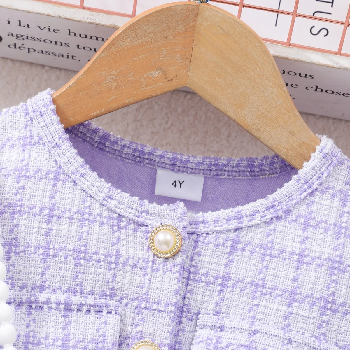 Niña modelo usando el vestido en entorno escolar