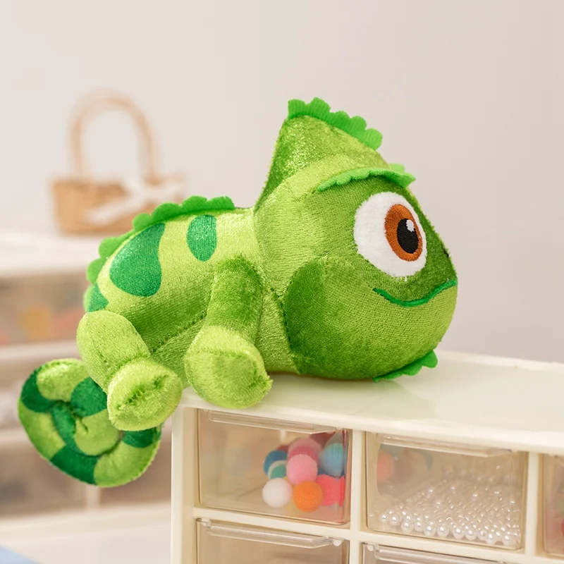 Detalle del peluche camaleón