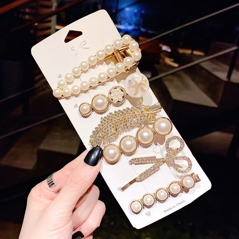 Clips laterales con perlas y flores geométricas para niñas modernas