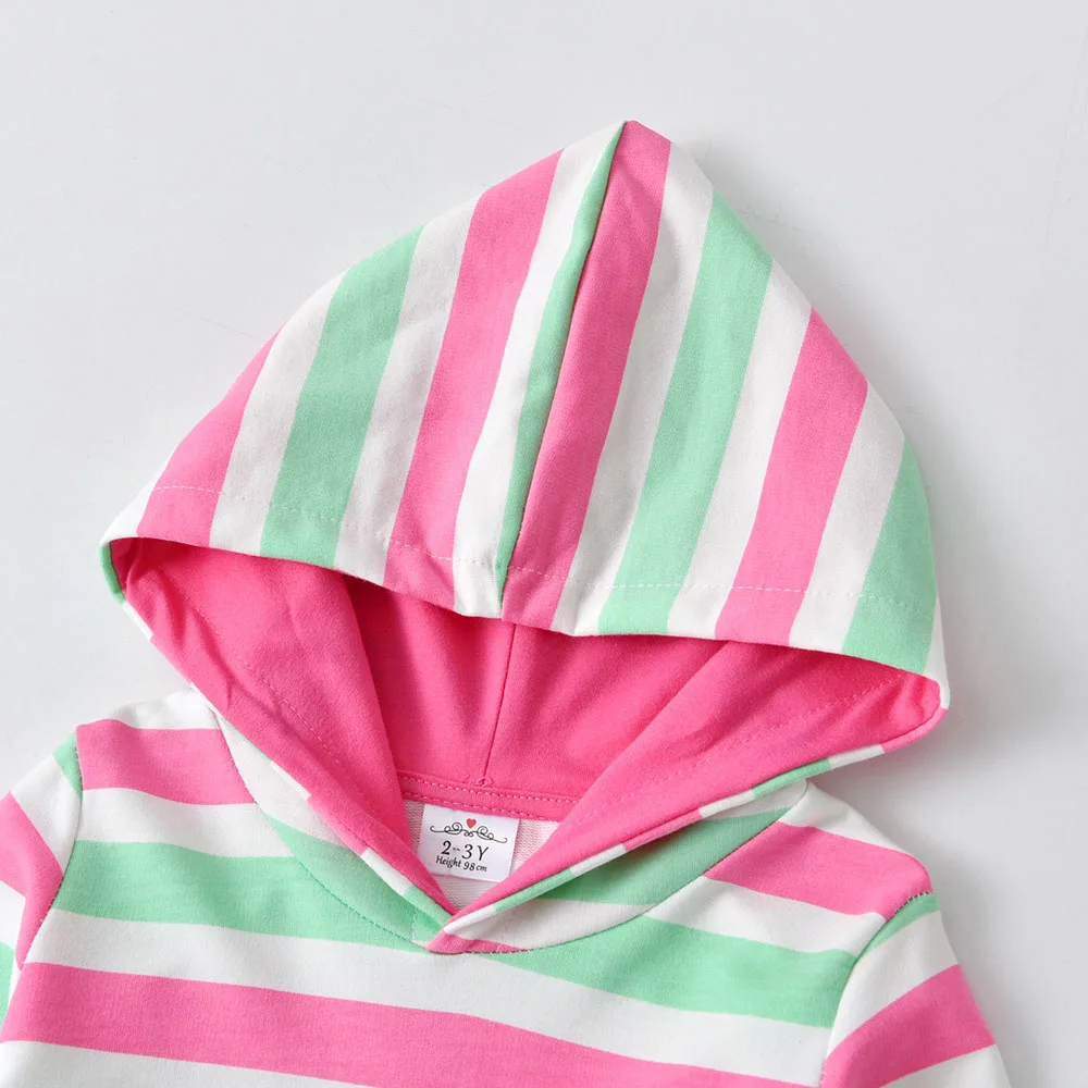Look infantil con vestido y capucha