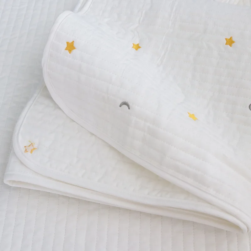 Sábana de cuna acolchada algodón con bordado osito, estrella y luna
