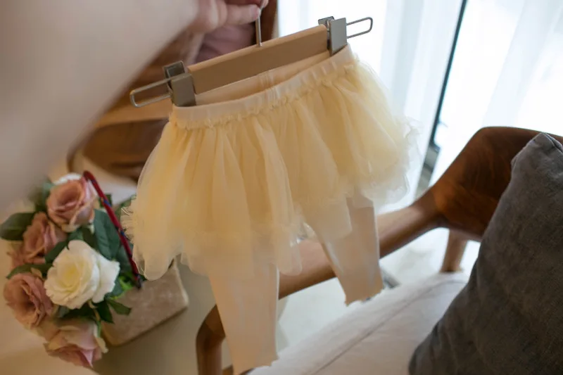 Detalle de la falda de malla en los pantalones MILANCEL