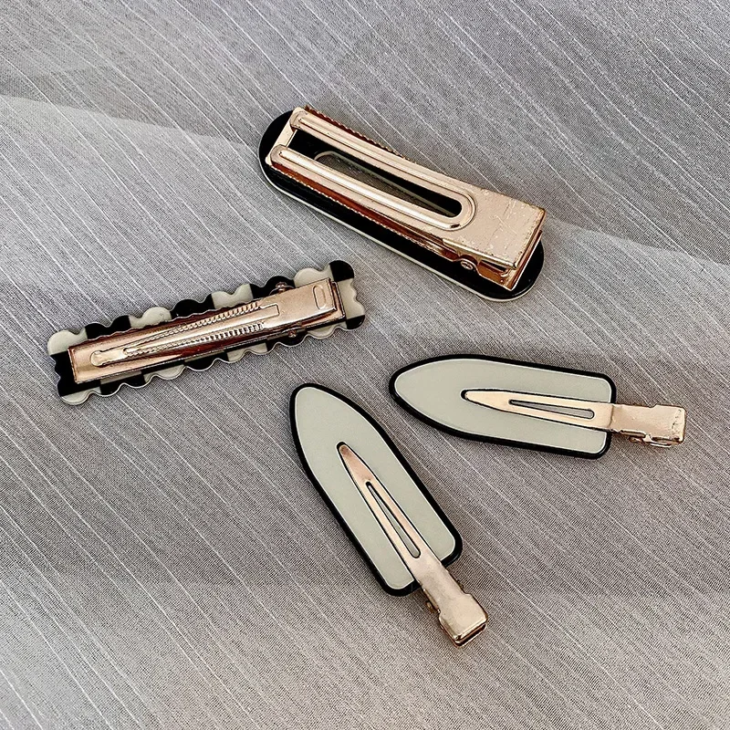 Clips para el pelo con patrón ajedrezado negro y blanco, sin marcas - imagen 4